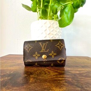 Authentic Louis Vuitton Monogram 6 Key Case Holder in EUC